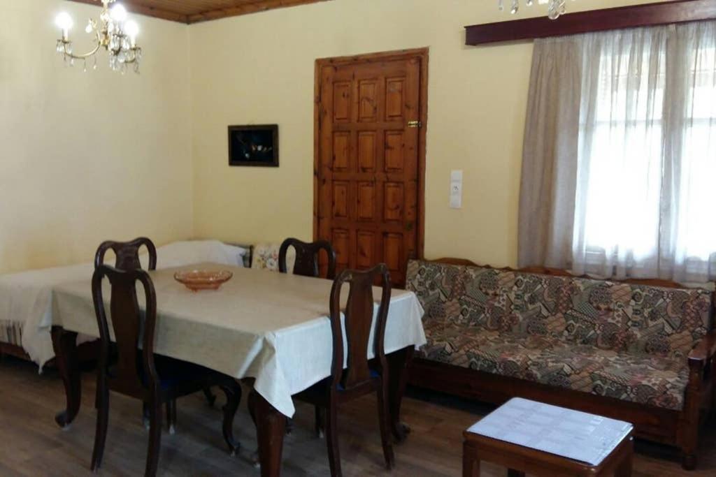 Traditional House With View Drymon Екстер'єр фото