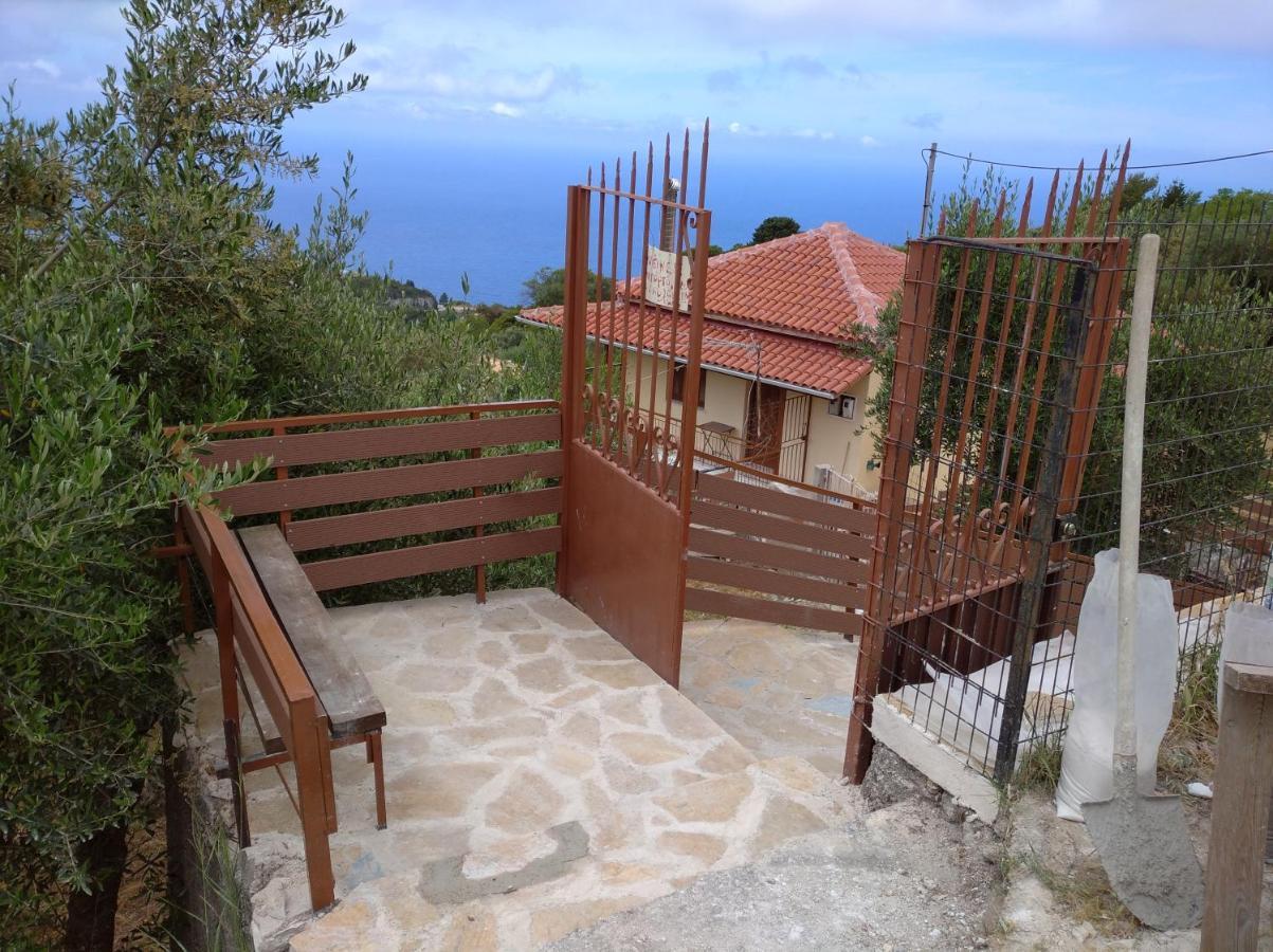 Traditional House With View Drymon Екстер'єр фото