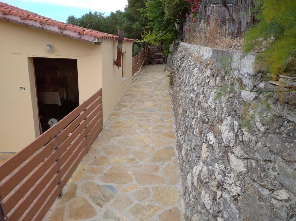Traditional House With View Drymon Екстер'єр фото