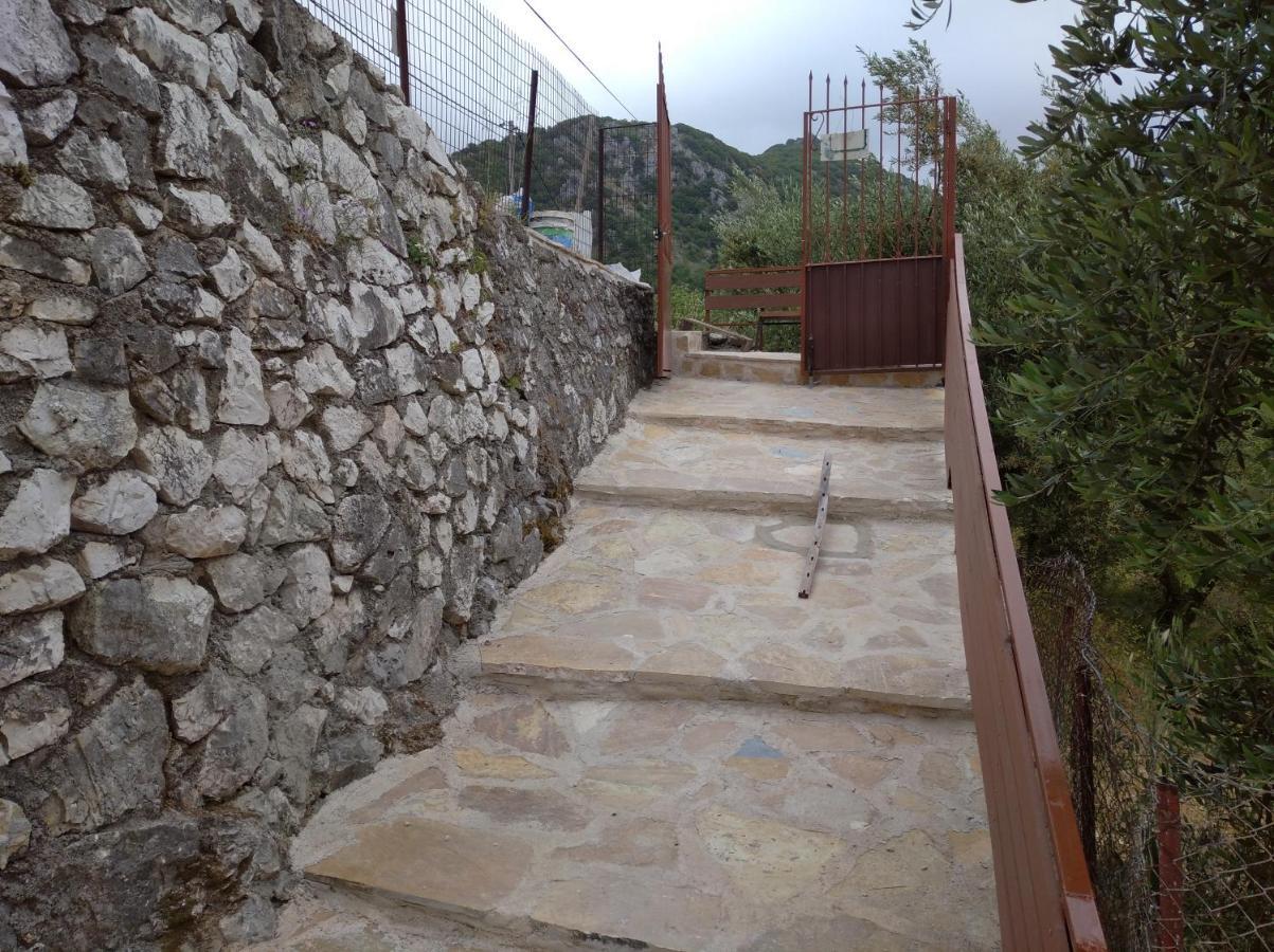 Traditional House With View Drymon Екстер'єр фото